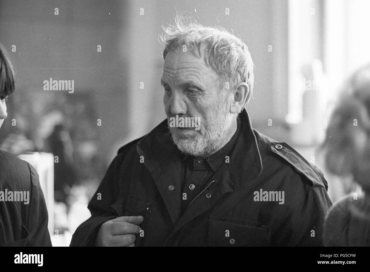 Der tschechischen Maler und Bildhauer Wladimir Kopecky (geboren 1931) in seinem Studio in Prag. Kopecky ist vor allem für sein Glas Skulpturen bekannt und seit 1990 ist er Direktor der Gläsernen Studio von der Universität für Angewandte Kunst in Prag. Stockfoto