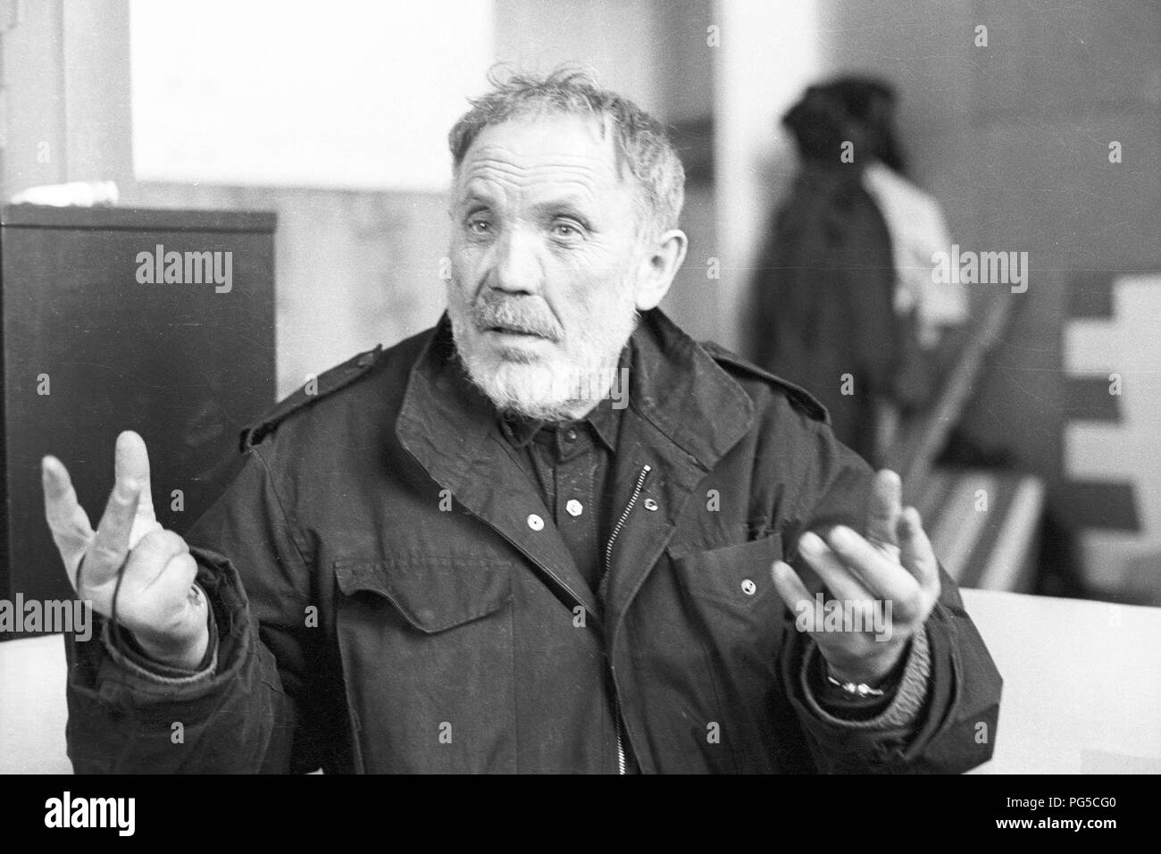 Der tschechischen Maler und Bildhauer Wladimir Kopecky (geboren 1931) in seinem Studio in Prag. Kopecky ist vor allem für sein Glas Skulpturen bekannt und seit 1990 ist er Direktor der Gläsernen Studio von der Universität für Angewandte Kunst in Prag. Stockfoto