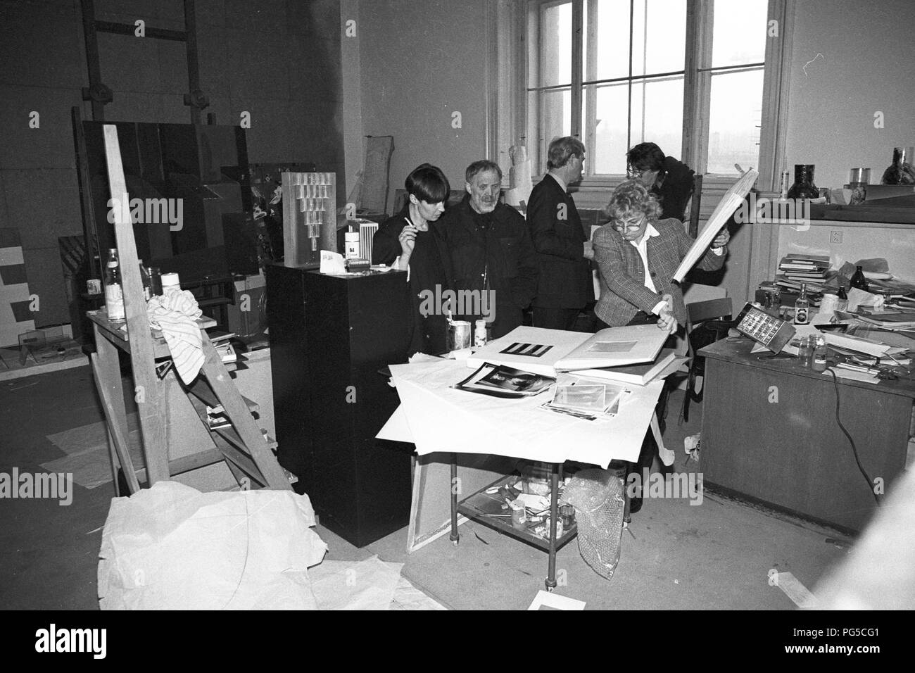 Der tschechischen Maler und Bildhauer Wladimir Kopecky (geb. 1931) mit Besuchern in seinem Studio in Prag. Kopecky ist vor allem für sein Glas Skulpturen bekannt und seit 1990 ist er Direktor der Gläsernen Studio von der Universität für Angewandte Kunst in Prag. Stockfoto