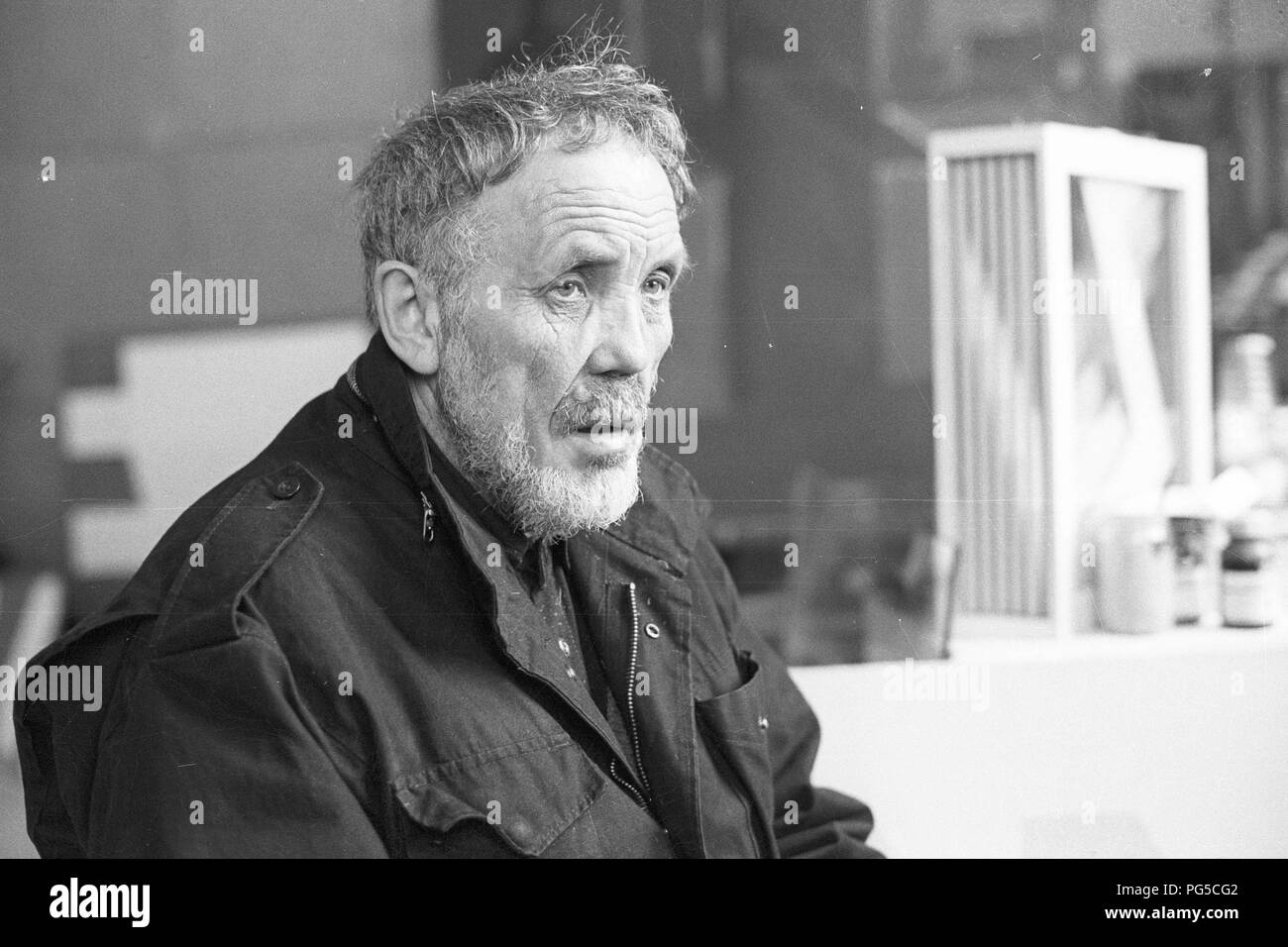 Der tschechischen Maler und Bildhauer Wladimir Kopecky (geboren 1931) in seinem Studio in Prag. Kopecky ist vor allem für sein Glas Skulpturen bekannt und seit 1990 ist er Direktor der Gläsernen Studio von der Universität für Angewandte Kunst in Prag. Stockfoto