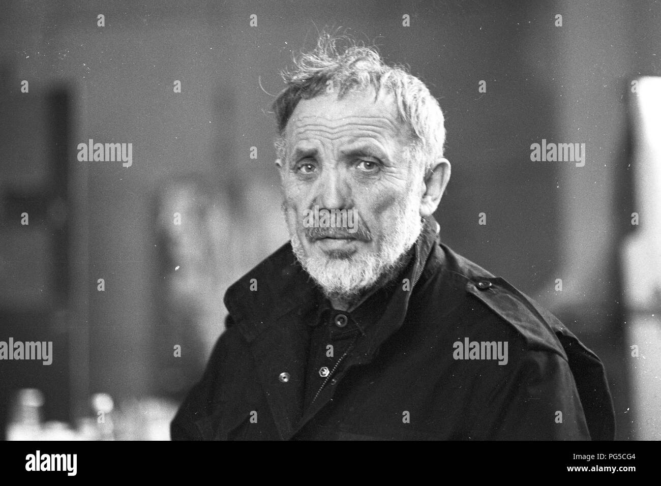 Der tschechischen Maler und Bildhauer Wladimir Kopecky (geboren 1931) in seinem Studio in Prag. Kopecky ist vor allem für sein Glas Skulpturen bekannt und seit 1990 ist er Direktor der Gläsernen Studio von der Universität für Angewandte Kunst in Prag. Stockfoto