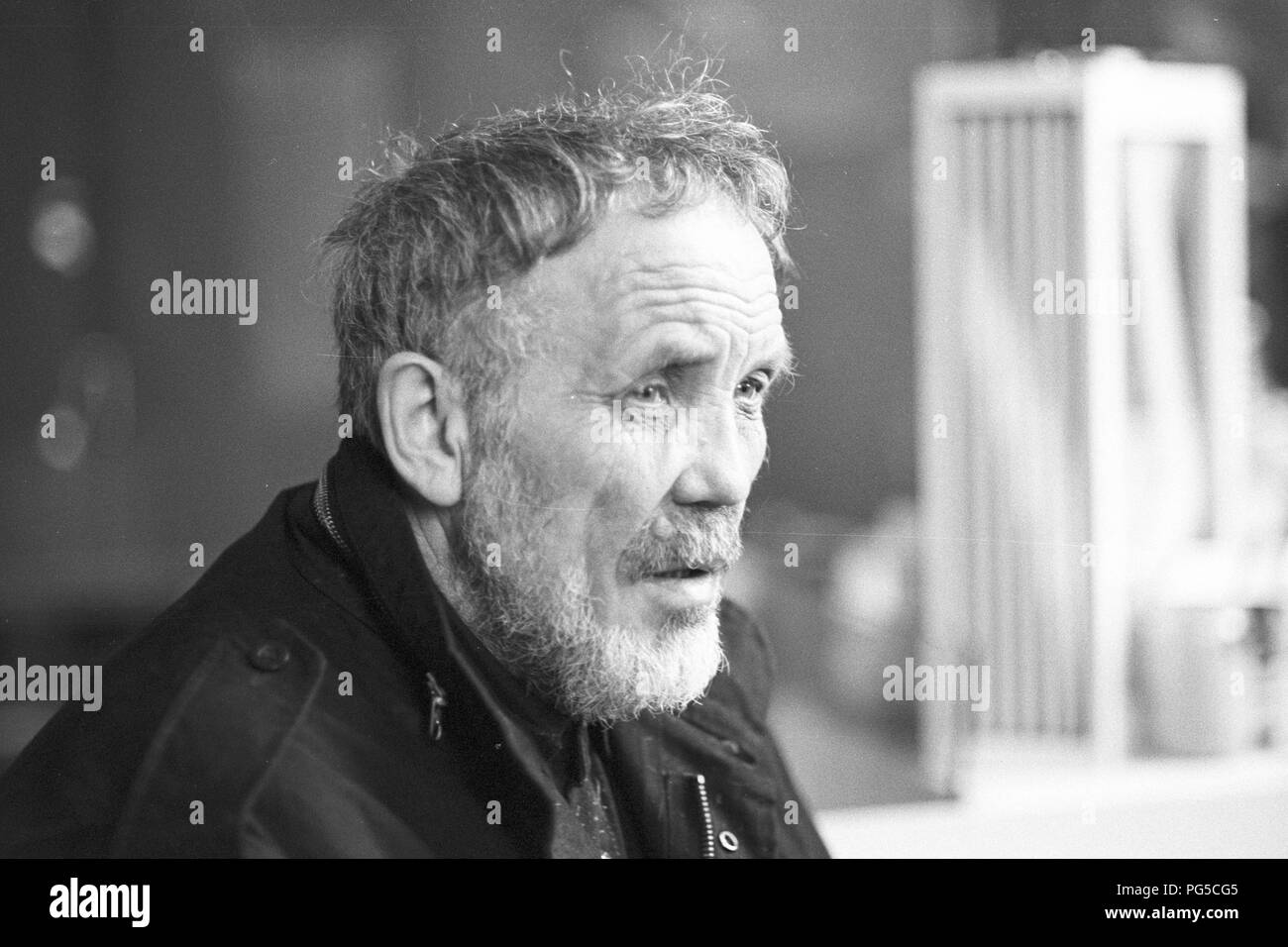 Der tschechischen Maler und Bildhauer Wladimir Kopecky (geboren 1931) in seinem Studio in Prag. Kopecky ist vor allem für sein Glas Skulpturen bekannt und seit 1990 ist er Direktor der Gläsernen Studio von der Universität für Angewandte Kunst in Prag. Stockfoto