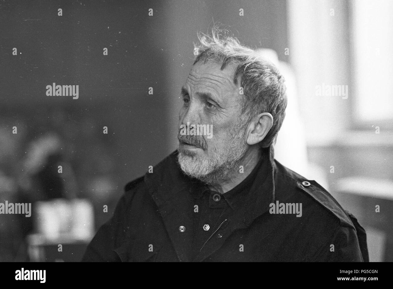 Der tschechischen Maler und Bildhauer Wladimir Kopecky (geboren 1931) in seinem Studio in Prag. Kopecky ist vor allem für sein Glas Skulpturen bekannt und seit 1990 ist er Direktor der Gläsernen Studio von der Universität für Angewandte Kunst in Prag. Stockfoto