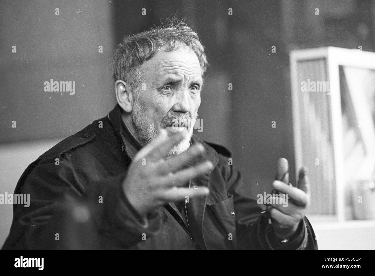 Der tschechischen Maler und Bildhauer Wladimir Kopecky (geboren 1931) in seinem Studio in Prag. Kopecky ist vor allem für sein Glas Skulpturen bekannt und seit 1990 ist er Direktor der Gläsernen Studio von der Universität für Angewandte Kunst in Prag. Stockfoto