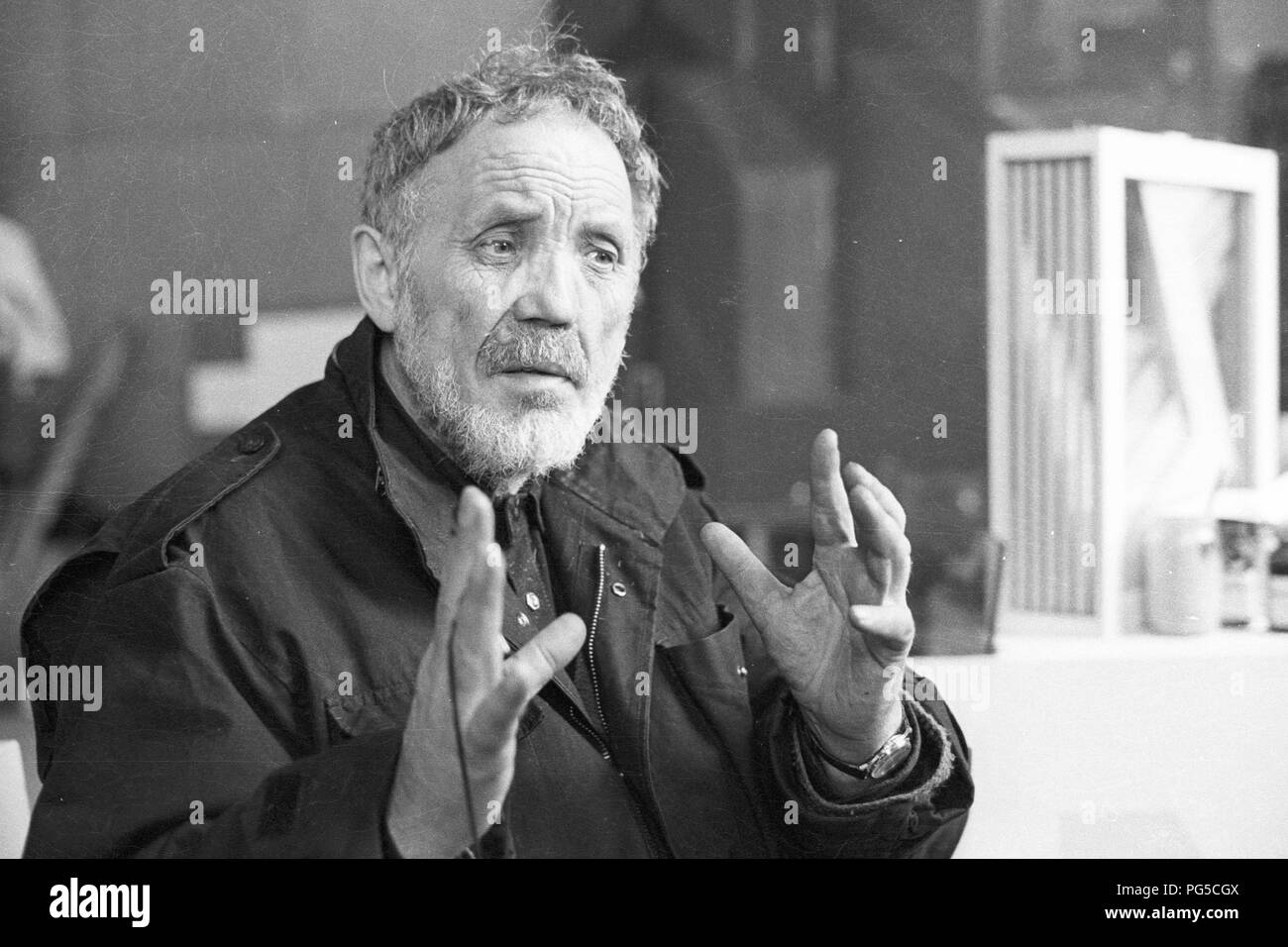 Der tschechischen Maler und Bildhauer Wladimir Kopecky (geboren 1931) in seinem Studio in Prag. Kopecky ist vor allem für sein Glas Skulpturen bekannt und seit 1990 ist er Direktor der Gläsernen Studio von der Universität für Angewandte Kunst in Prag. Stockfoto