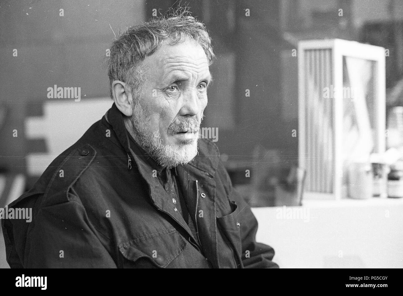 Der tschechischen Maler und Bildhauer Wladimir Kopecky (geboren 1931) in seinem Studio in Prag. Kopecky ist vor allem für sein Glas Skulpturen bekannt und seit 1990 ist er Direktor der Gläsernen Studio von der Universität für Angewandte Kunst in Prag. Stockfoto