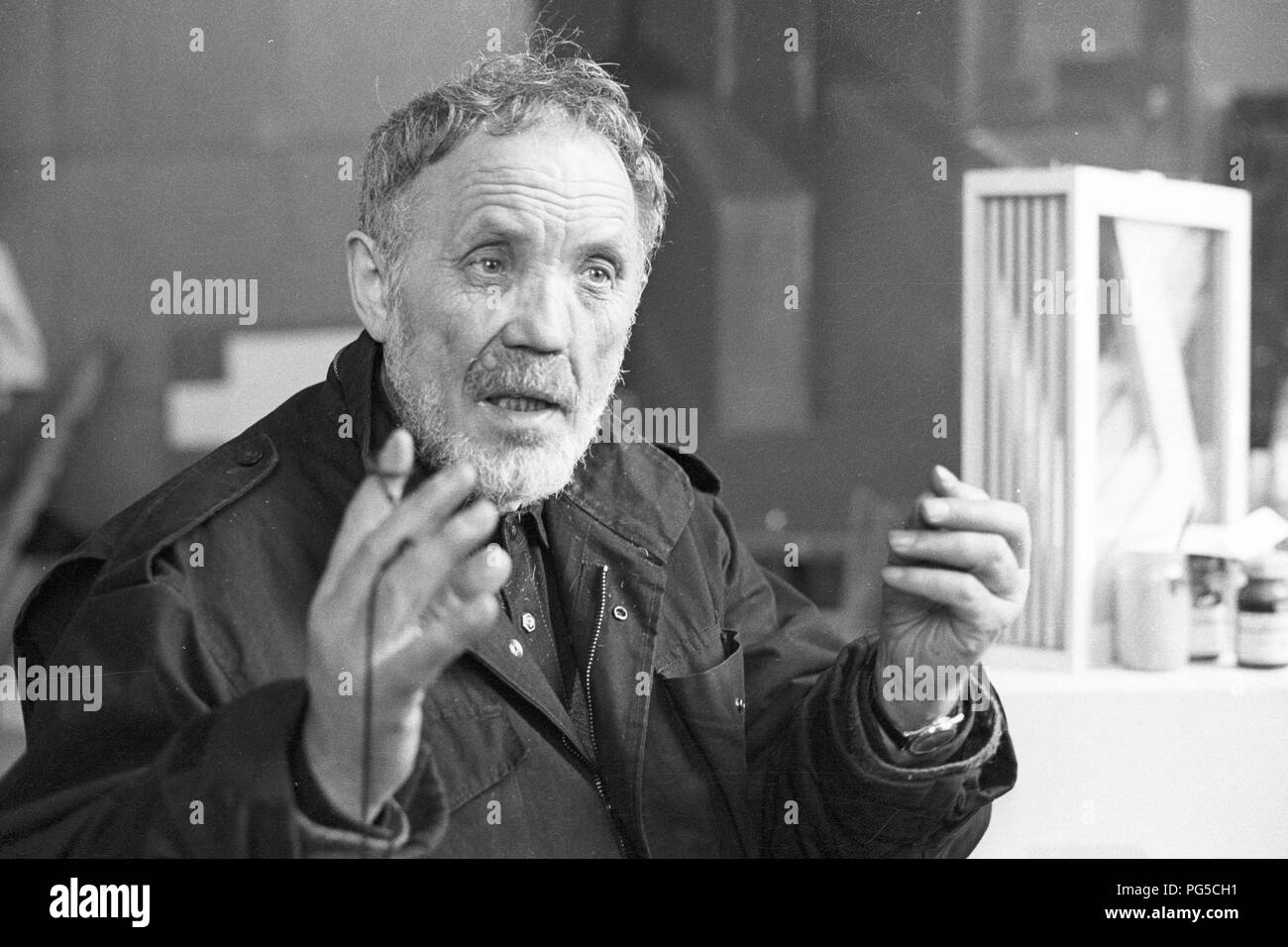 Der tschechischen Maler und Bildhauer Wladimir Kopecky (geboren 1931) in seinem Studio in Prag. Kopecky ist vor allem für sein Glas Skulpturen bekannt und seit 1990 ist er Direktor der Gläsernen Studio von der Universität für Angewandte Kunst in Prag. Stockfoto