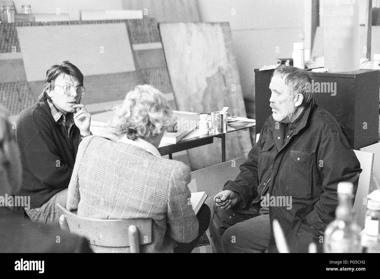 Der tschechischen Maler und Bildhauer Wladimir Kopecky (geb. 1931) mit Besuchern in seinem Studio in Prag. Kopecky ist vor allem für sein Glas Skulpturen bekannt und seit 1990 ist er Direktor der Gläsernen Studio von der Universität für Angewandte Kunst in Prag. Stockfoto