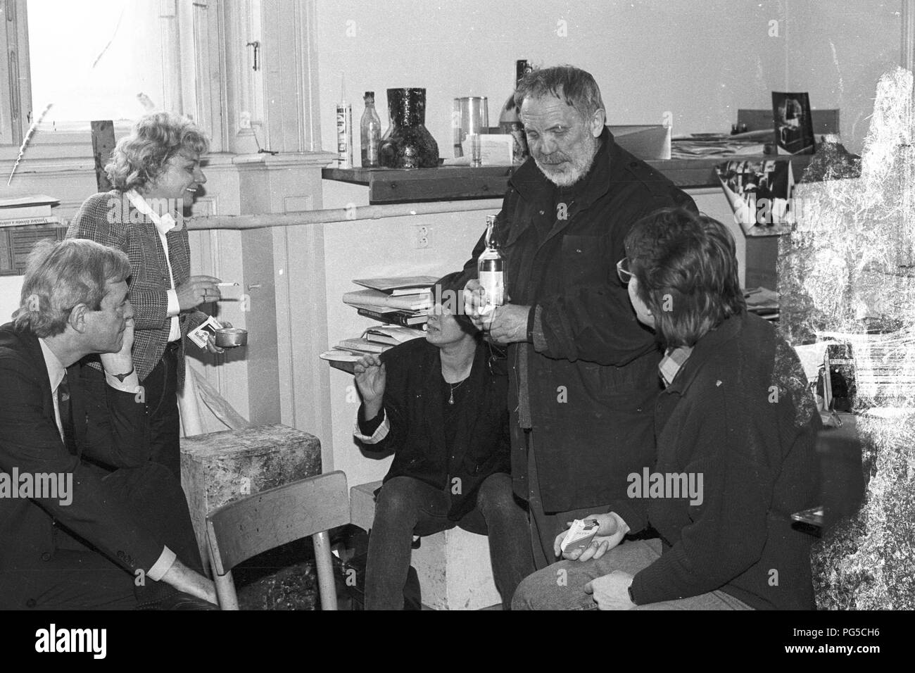 Der tschechischen Maler und Bildhauer Wladimir Kopecky (geb. 1931) mit Besuchern in seinem Studio in Prag. Kopecky ist vor allem für sein Glas Skulpturen bekannt und seit 1990 ist er Direktor der Gläsernen Studio von der Universität für Angewandte Kunst in Prag. Stockfoto