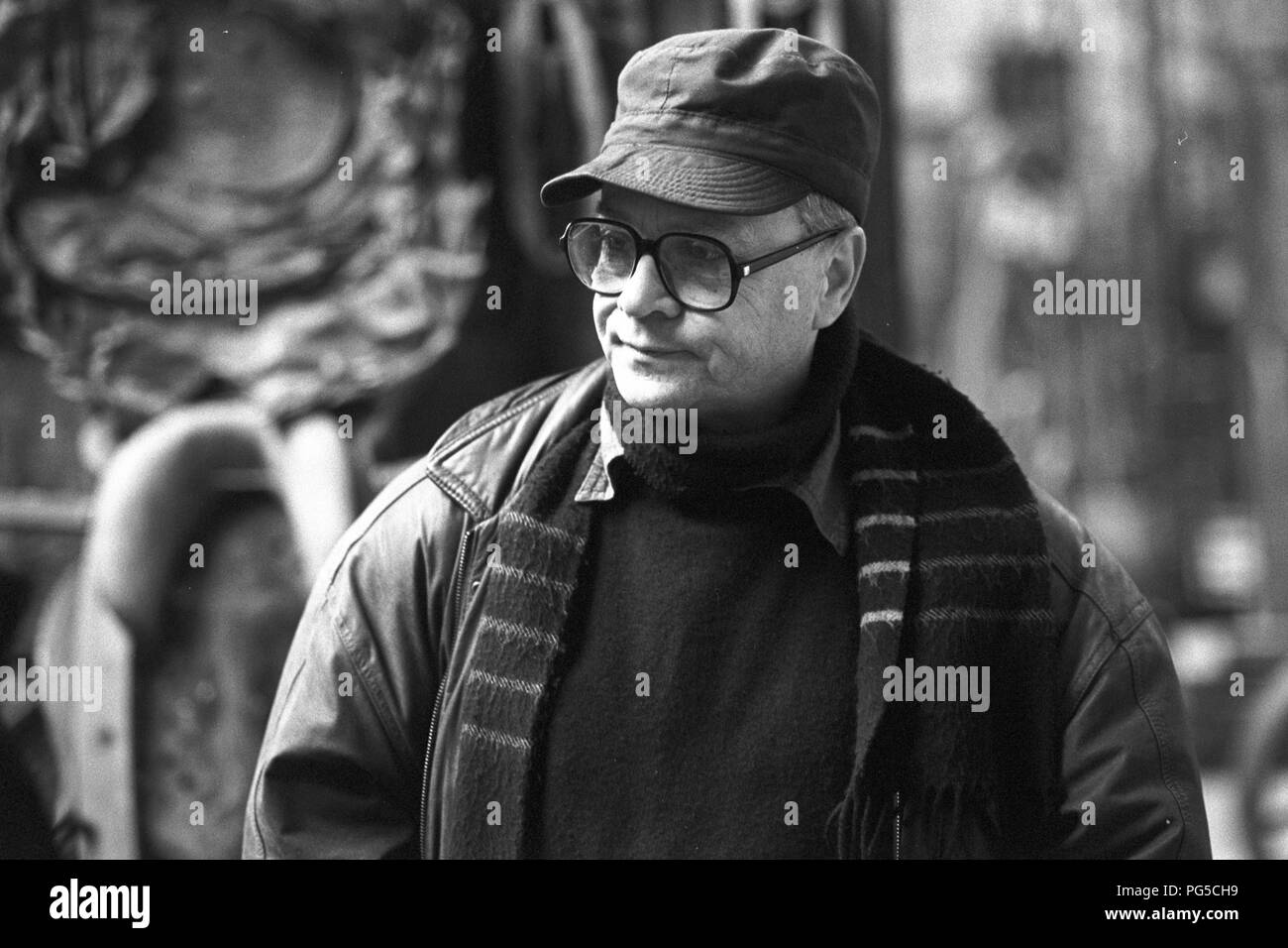Der tschechischen Maler und Bildhauer Ales Vesely in seinem Studio in Prag. Vesely war Professor an der Akademie der Bildenden Künste in Prag seit 1990 gewesen und ist am besten für seine monumentalen Stahlskulpturen bekannt. Stockfoto