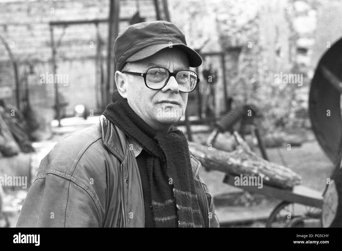 Der tschechischen Maler und Bildhauer Ales Vesely in seinem Studio in Prag. Vesely war Professor an der Akademie der Bildenden Künste in Prag seit 1990 gewesen und ist am besten für seine monumentalen Stahlskulpturen bekannt. Stockfoto