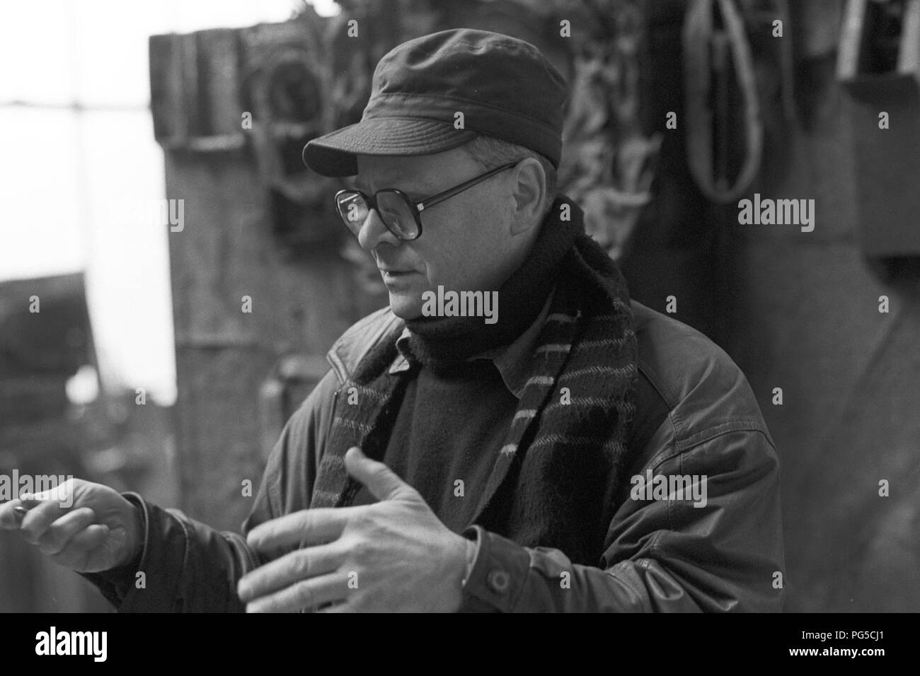 Der tschechischen Maler und Bildhauer Ales Vesely in seinem Studio in Prag. Vesely war Professor an der Akademie der Bildenden Künste in Prag seit 1990 gewesen und ist am besten für seine monumentalen Stahlskulpturen bekannt. Stockfoto