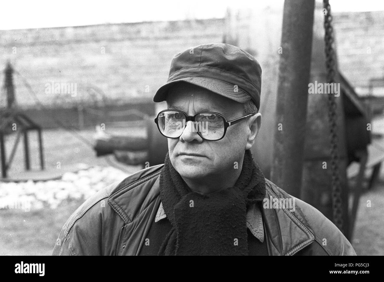 Der tschechischen Maler und Bildhauer Ales Vesely in seinem Studio in Prag. Vesely war Professor an der Akademie der Bildenden Künste in Prag seit 1990 gewesen und ist am besten für seine monumentalen Stahlskulpturen bekannt. Stockfoto