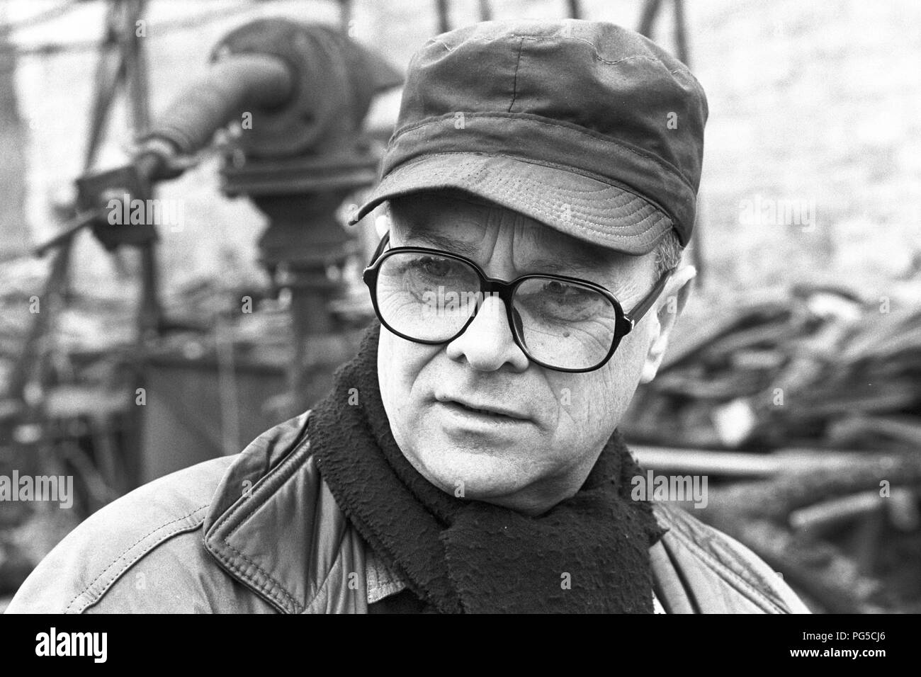 Der tschechischen Maler und Bildhauer Ales Vesely in seinem Studio in Prag. Vesely war Professor an der Akademie der Bildenden Künste in Prag seit 1990 gewesen und ist am besten für seine monumentalen Stahlskulpturen bekannt. Stockfoto