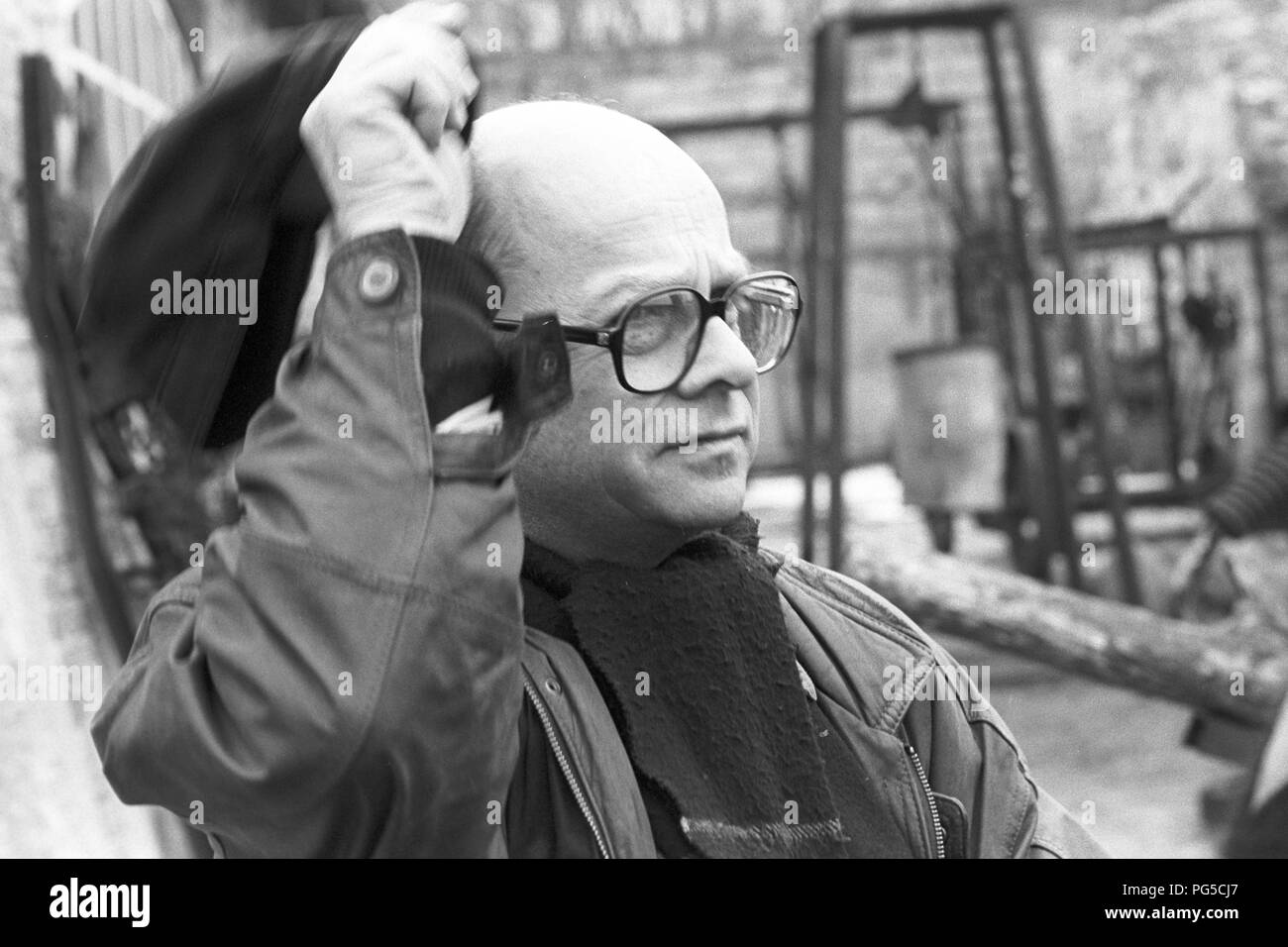 Der tschechischen Maler und Bildhauer Ales Vesely in seinem Studio in Prag. Vesely war Professor an der Akademie der Bildenden Künste in Prag seit 1990 gewesen und ist am besten für seine monumentalen Stahlskulpturen bekannt. Stockfoto