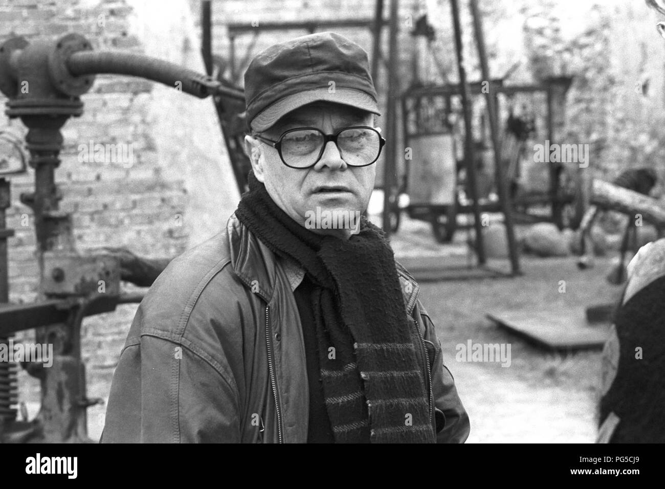 Der tschechischen Maler und Bildhauer Ales Vesely in seinem Studio in Prag. Vesely war Professor an der Akademie der Bildenden Künste in Prag seit 1990 gewesen und ist am besten für seine monumentalen Stahlskulpturen bekannt. Stockfoto