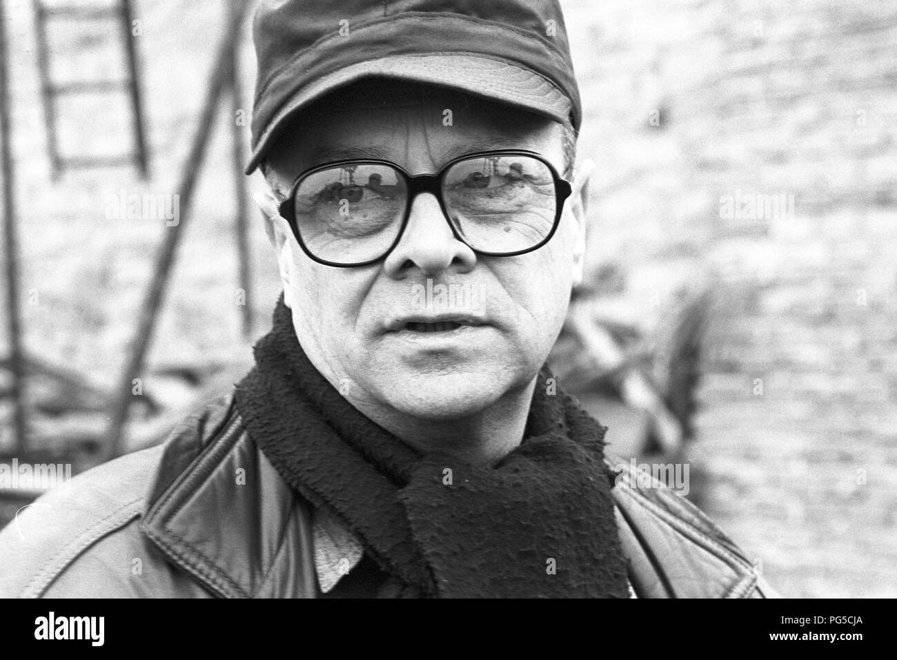 Der tschechischen Maler und Bildhauer Ales Vesely in seinem Studio in Prag. Vesely war Professor an der Akademie der Bildenden Künste in Prag seit 1990 gewesen und ist am besten für seine monumentalen Stahlskulpturen bekannt. Stockfoto