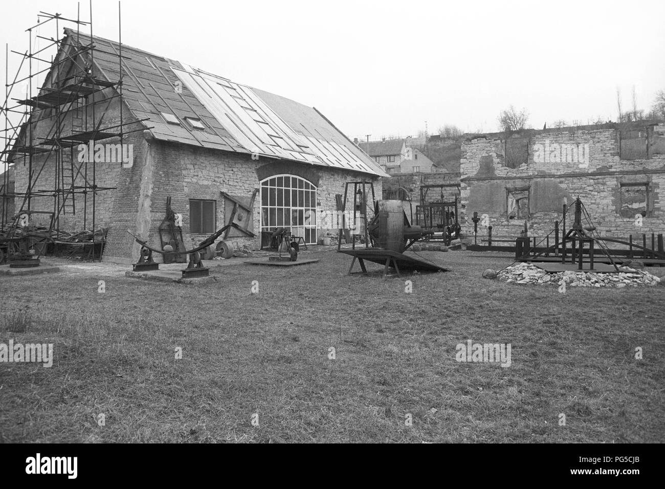Der Garten des Studio von Ales Vesely. Der tschechischen Maler und Bildhauer ist vor allem für seine monumentalen Stein und Metall Skulpturen bekannt. Von 1990 Vesely war Professor an der Prager Akademie der Bildenden Künste. Stockfoto