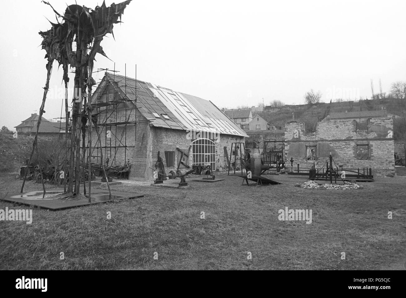 Der Garten des Studio von Ales Vesely. Der tschechischen Maler und Bildhauer ist vor allem für seine monumentalen Stein und Metall Skulpturen bekannt. Von 1990 Vesely war Professor an der Prager Akademie der Bildenden Künste. Stockfoto