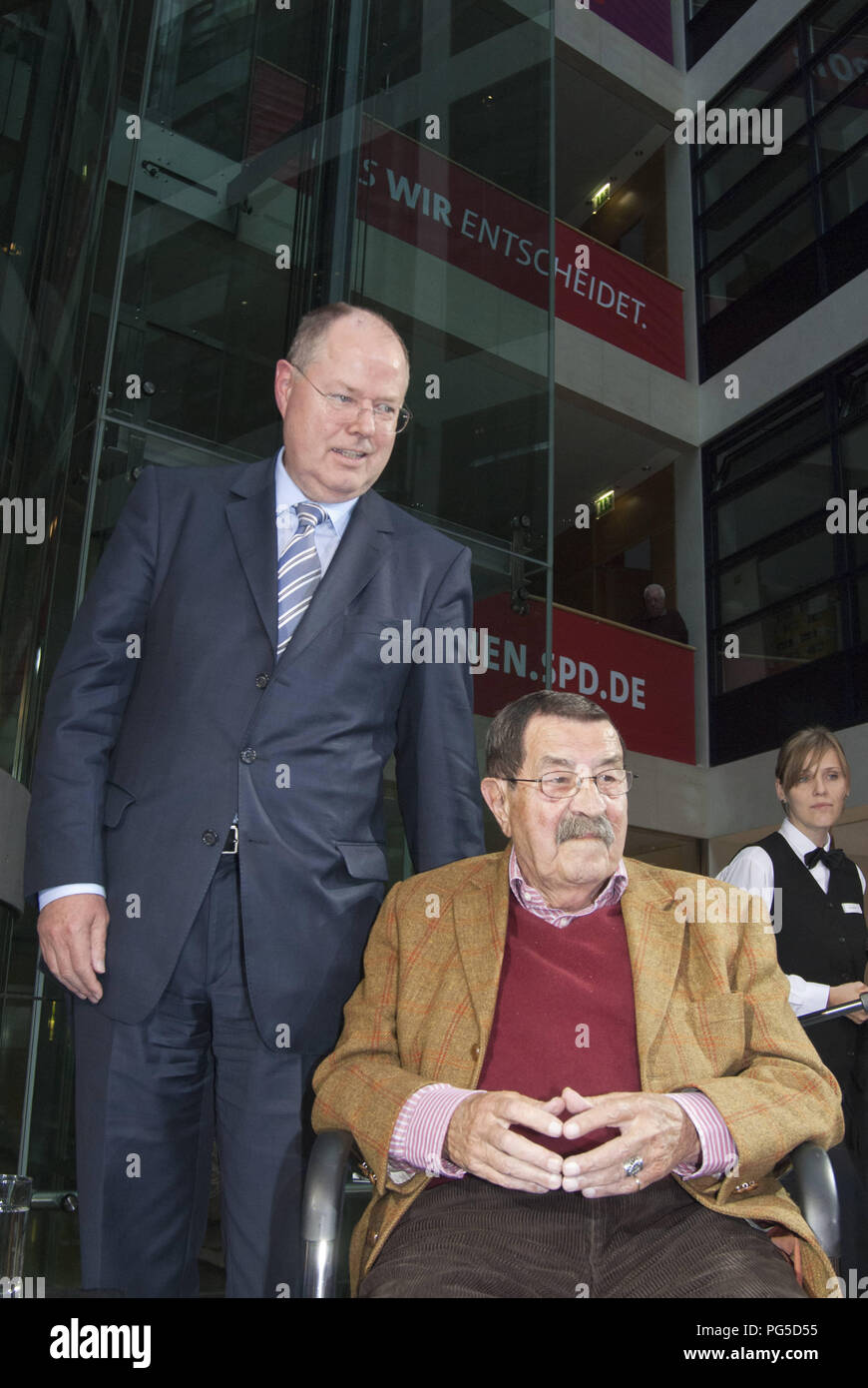 'Berlin, DEU, 26.06.2013: Buchpräsentation im Willy-Brandt-Haus: "Willy Brandt und Günter Grass: Der Brief exchange" mit Günter Grass, Schriftsteller (rechts) und Peer Steinbrück, SPD-Politikerin und Kanzlerkandidatin (links). Gelesen von Burghart Klaussner und Dieter Mann, Schauspieler Stockfoto