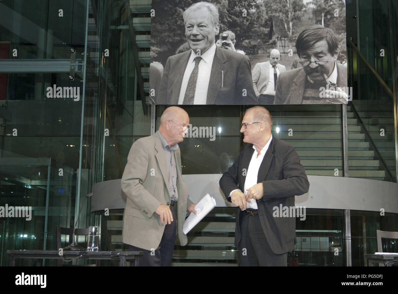 Berlin, DEU, 26.06.2013: Bild: Burghart Klaussner (rechts) und Dieter Mann (links), deutsche Akteure bei der Vorstellung des Buches im Willy-Brandt-Haus: "Willy Brandt und Günter Grass: Der Brief exchange" mit Günter Grass, Schriftsteller und Peer Steinbrück, SPD-Politikerin und Kanzlerkandidatin. Gelesen von Burghart Klaussner und Dieter Mann, Schauspieler Stockfoto