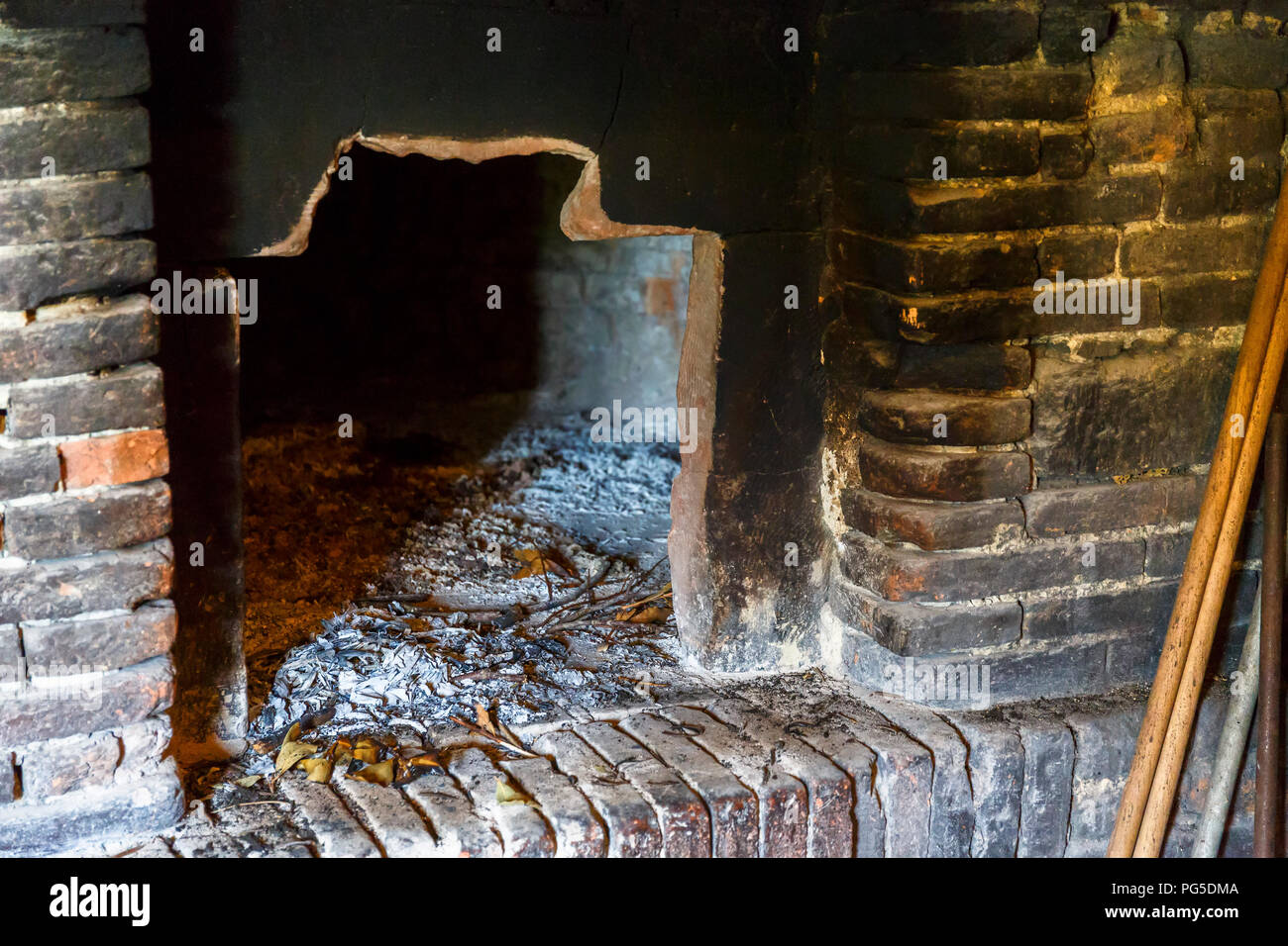 Gemauerter Kamin mit alten Asche Stockfoto