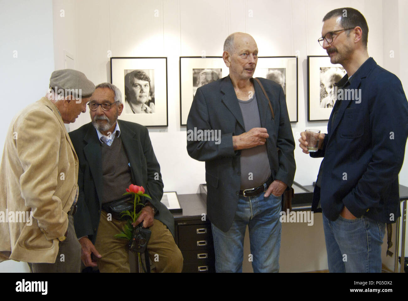 Berlin, DEU, 04.05.2012: Eröffnung der Ausstellung: Gesichter hinter der Kamera - Porträts von Fotografen von Fritz Kempe mit den Fotografen Jürgen Schadeberg, Ulrich Mack, Will McBride und seinem Sohn Bria Stockfoto