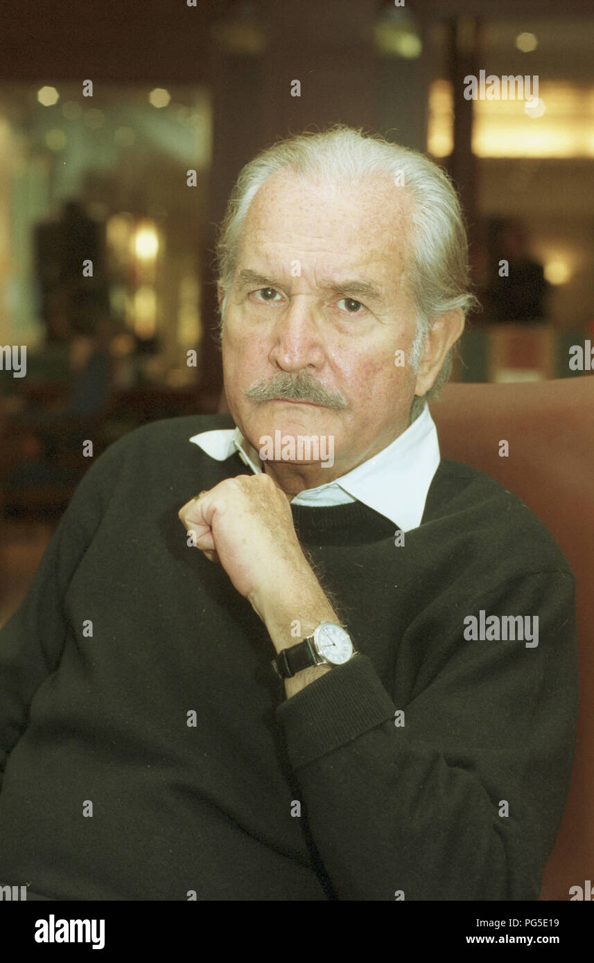 Berlin, DEU, 01.12.2003: Porträt von Carlos Fuentes, Schriftsteller und Autor (Mexiko) 16/05/2012+ Stockfoto