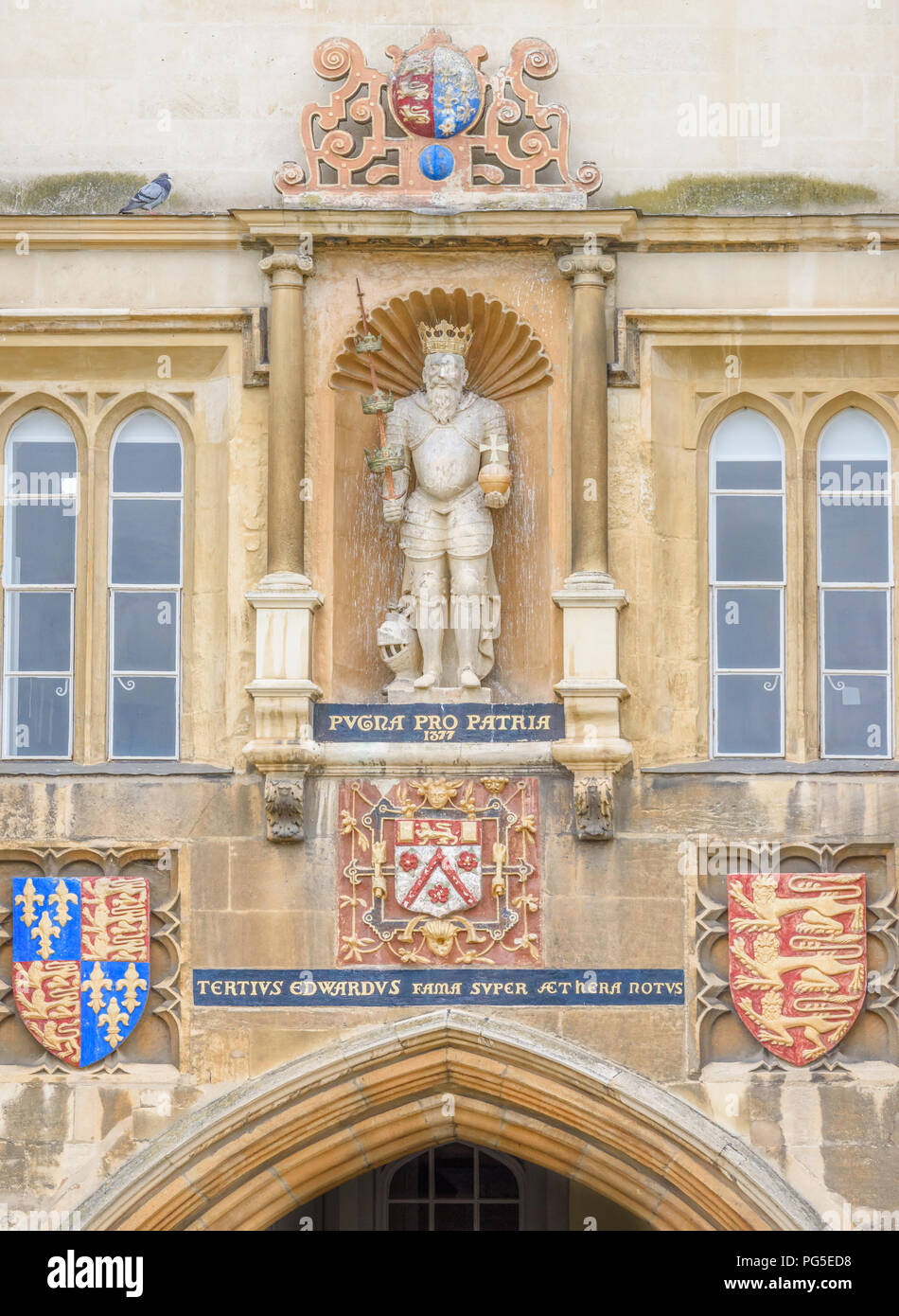Die Statue von König Edward III (mit Schwert und Zepter), Gründer von King's Hall College in 1377, die später von Heinrich VIII. wurde mit einer anderen Hochschule zusammengeführt Stockfoto
