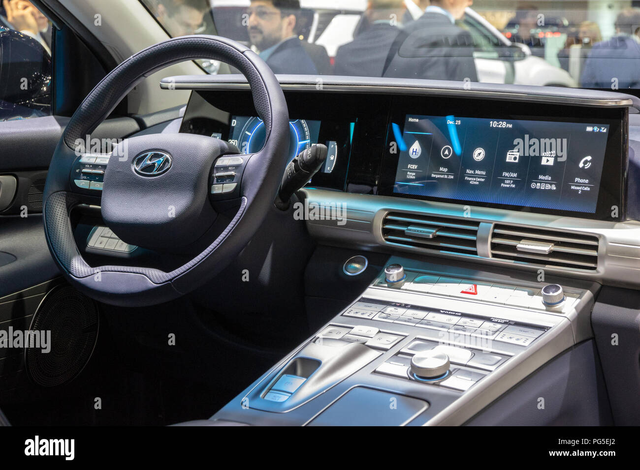 Genf, Schweiz - 6. MÄRZ 2018: Interieur Dashboard anzeigen des Hyundai Ioniq elektrische Auto auf dem 88. Internationalen Automobilsalon in Genf präsentiert. Stockfoto