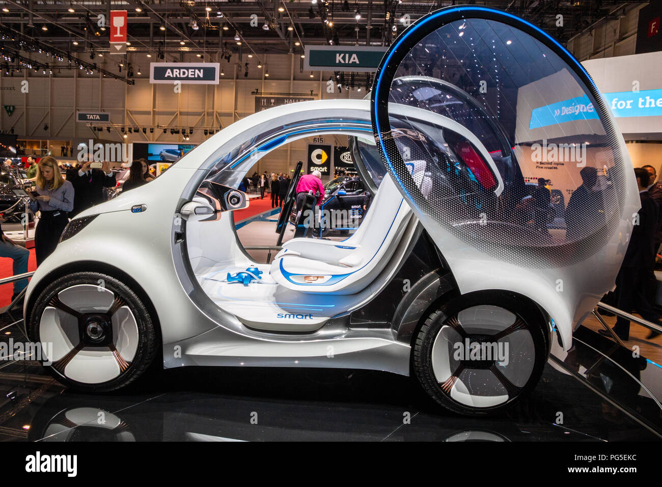 Genf, Schweiz - 6. MÄRZ 2018: Smart Vision EQ ForTwo Selbstfahrer Stadt Auto auf dem 88. Internationalen Automobilsalon in Genf präsentiert. Stockfoto