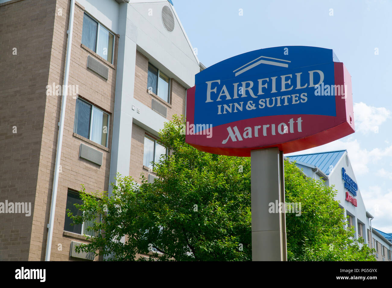 New York, USA - ca. 2018: Fairfield Inn & Suites Marriott Hotelkette äußeren Gebäude und unterzeichnen. Die Menschen reisen und buchen sie Zimmer in der Nacht zu schlafen Stockfoto