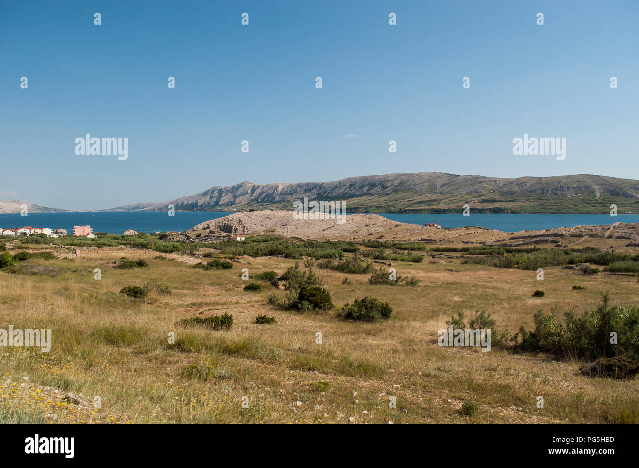 Kroatien: Panoramablick auf den Fjord und das Dorf Stara Novalja, einem kleinen Dorf entlang der Bucht von Pag auf der Insel Pag in der Adria Stockfoto