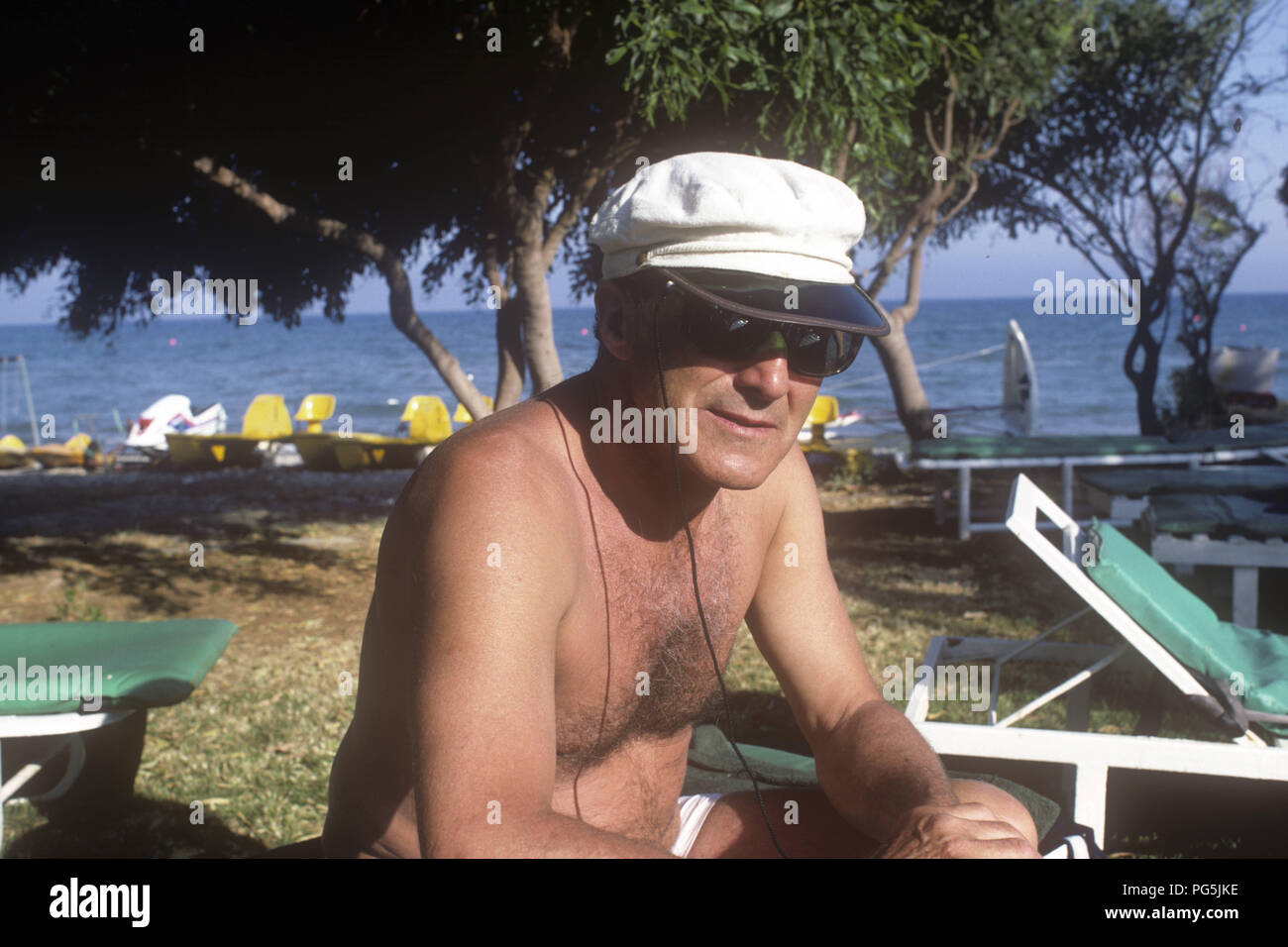 Der tschechische Maler Josef Jira bei einem Urlaub in Zypern. Stockfoto
