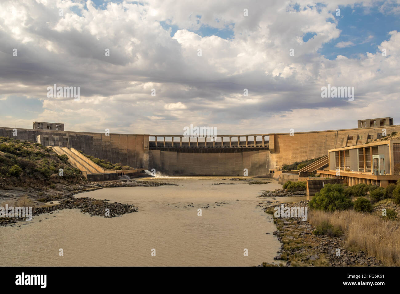 Norvalspont, Südafrika - unterhalb der Wand Der Gariep Dam auf dem Orange River Bild im Querformat mit Kopie Raum Stockfoto