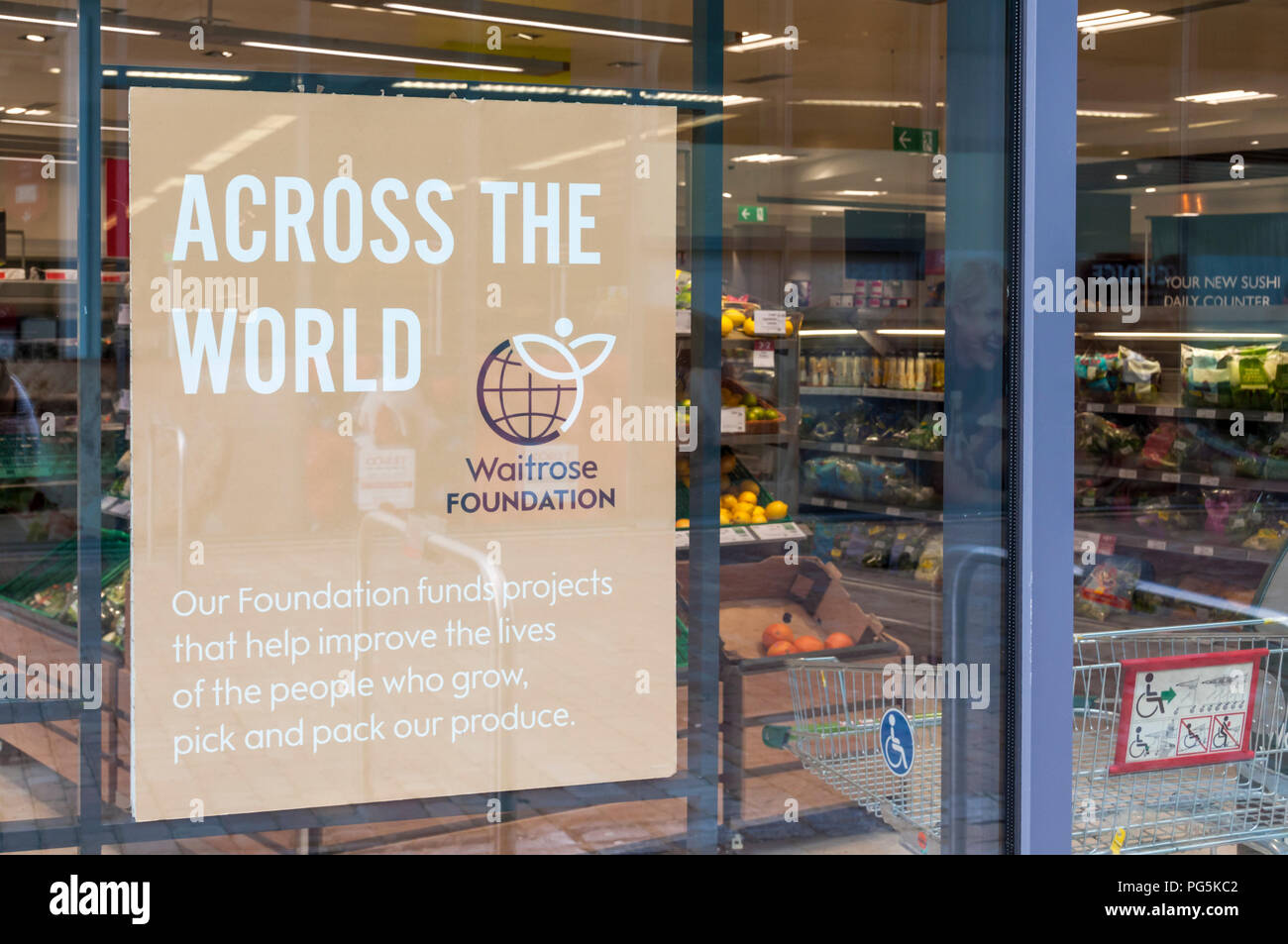 Ein Plakat für Waitrose Stiftung im Fenster eines Waitrose Supermarkt in Central London. Stockfoto