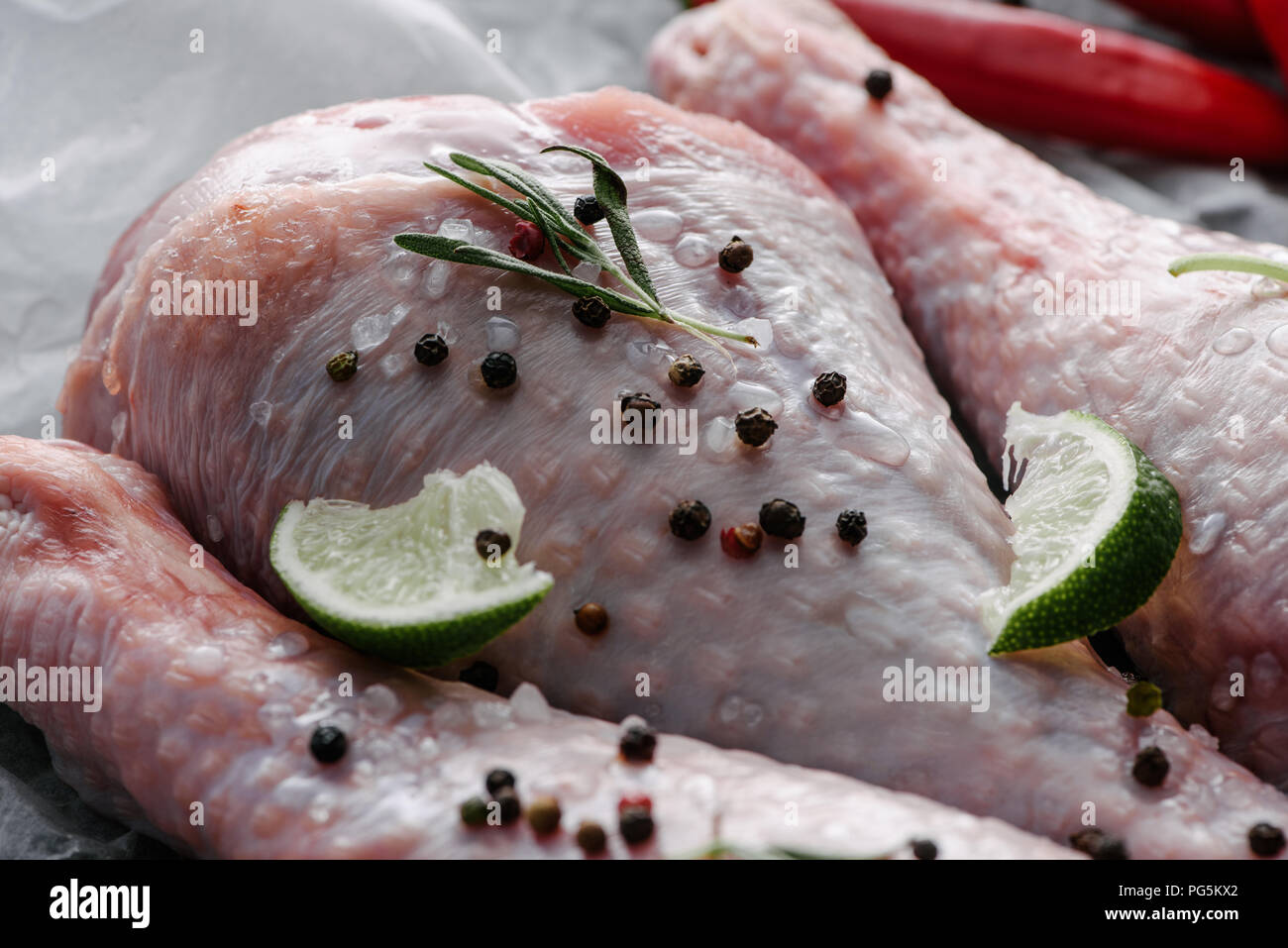 Nahaufnahme Blick auf Rohstoffe Türkei Beine mit Pfefferkörner und Kalk Stockfoto