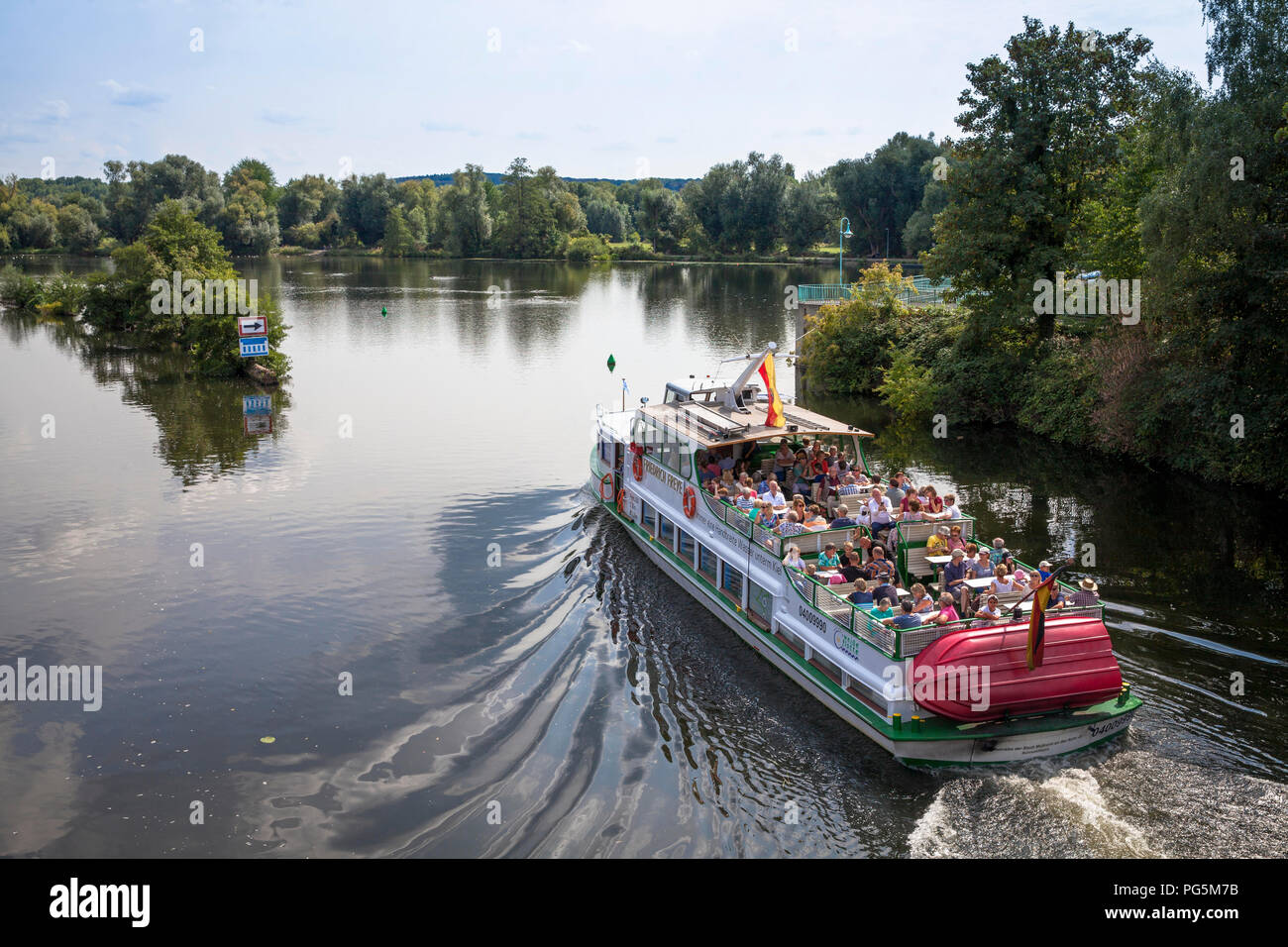 Ausflugsboot an der Ruhr in Mülheim an der Ruhr, Deutschland. Ausflugsschiff auf der Ruhr in Mülheim an der Ruhr, Ruhrgebiet, Deutschland. Stockfoto