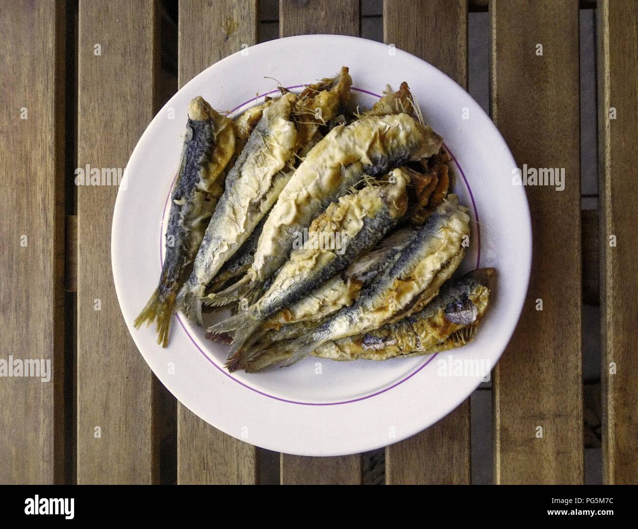 Griechische Küche. Frisch gebratene Sardinen Stockfoto