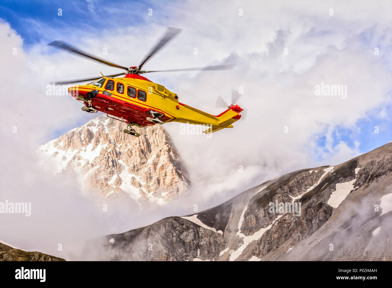 Der Helikopter der alpinen Rettung in einem Tal des Gran Sasso Stockfoto