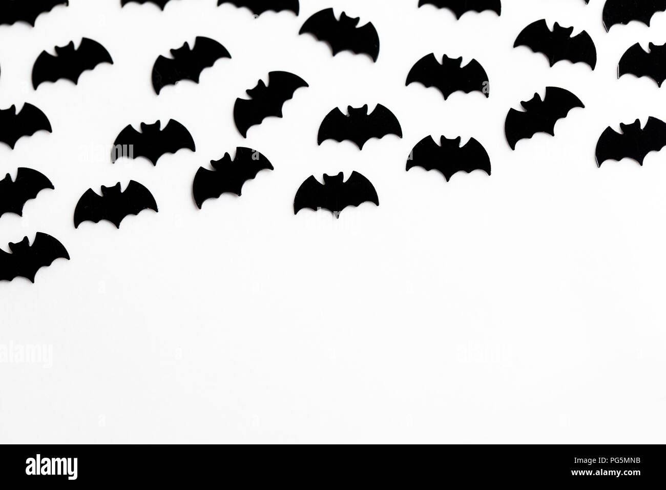 Schwarze fledermaus Formen auf einem weißen Hintergrund. Halloween Hintergrund Stockfoto