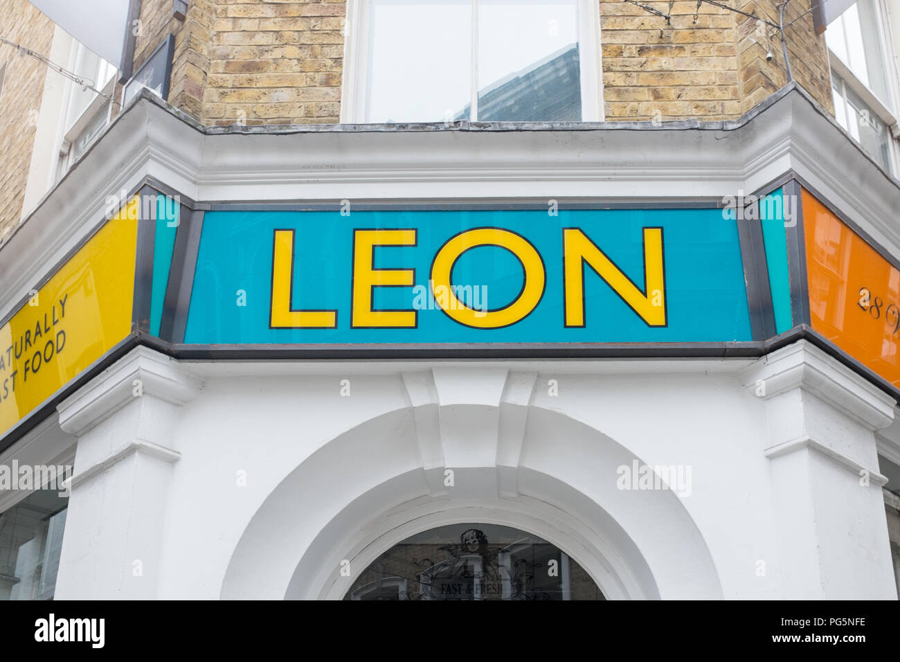 Niederlassung von Leon gesundes Essen Restaurant in Watling Street in der City von London Stockfoto