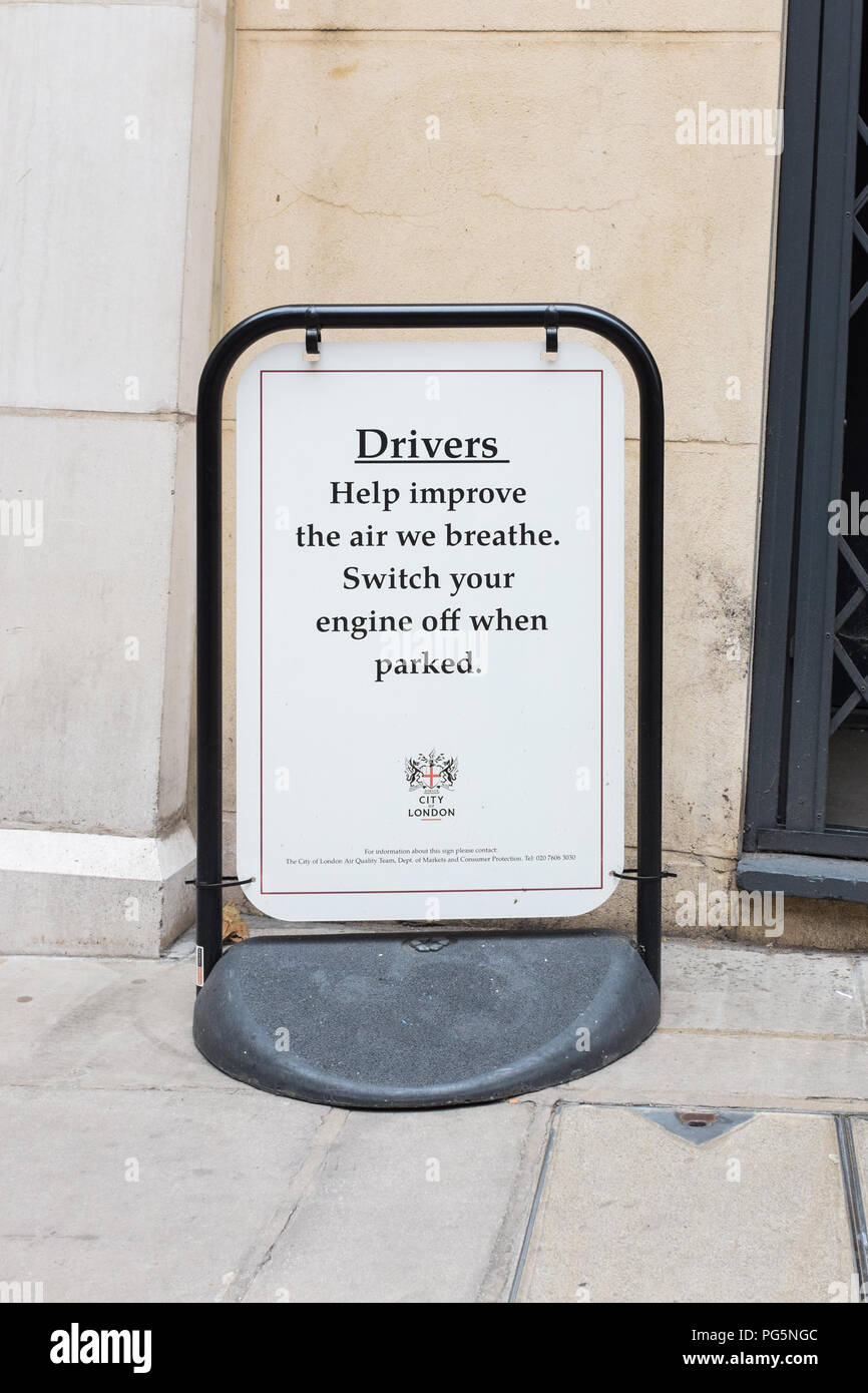 Zeichen in der Londoner City, Treiber weg Ihren Motor während der Wartezeit zur Verringerung der Verschmutzung, die Luftqualität zu verbessern, Stockfoto