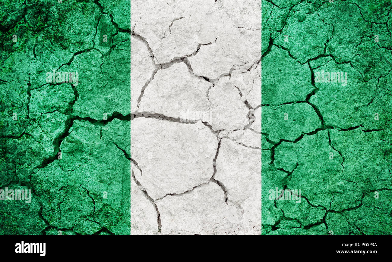 Bundesrepublik Nigeria Flagge auf trockener Erde Boden Textur Hintergrund Stockfoto