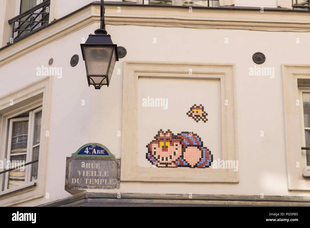 Paris street art-Cat Mosaik street art auf der Rue Vieille de Tempel in Paris, Frankreich, Europa. Stockfoto