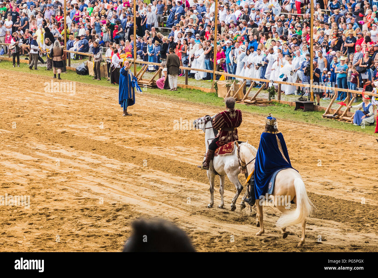 Mittelalterliches Turnier mit Rittern, Auftritte, Shows, Essen und Trinken, typisch für die Gegend, in der Kaltenber, Deutschland. Stockfoto