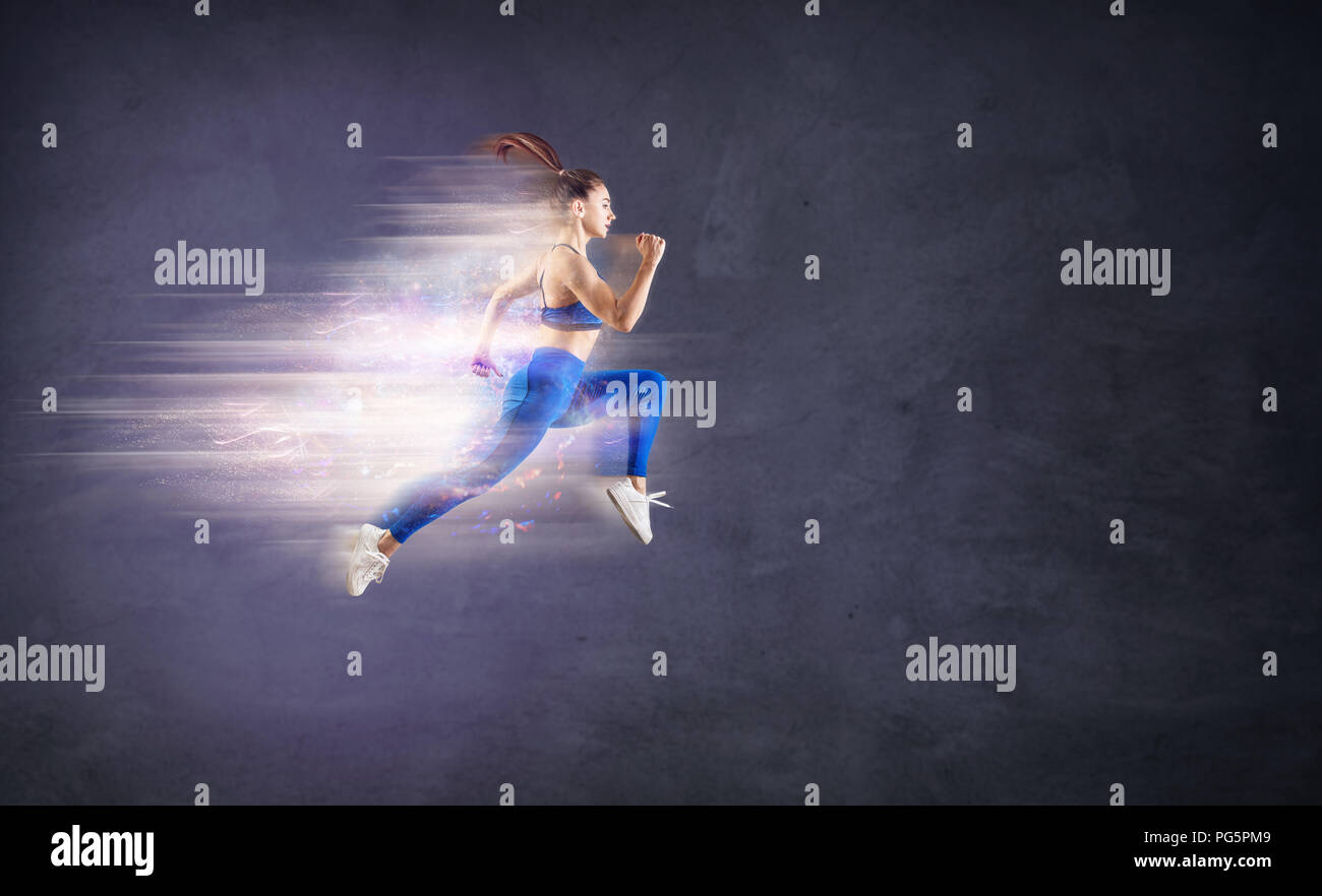 Athletische kaukasische Frau runner Jogger laufen im Studio. Stockfoto