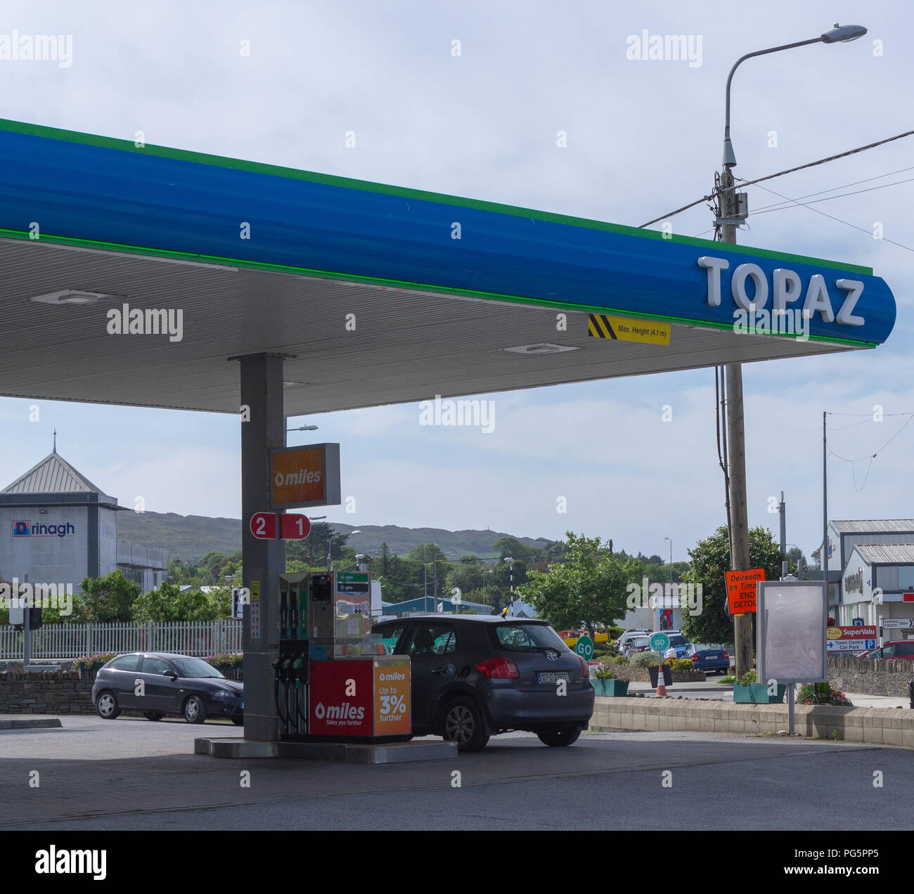 Topaz-Tankstelle Vorplatz in Skibbereen, West Cork, Irland Stockfoto