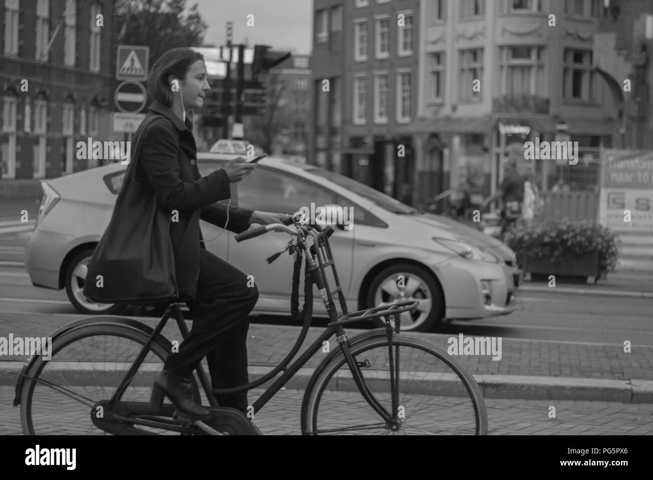 Fahrräder und Touristen in Amsterdam (Niederlande) Stockfoto
