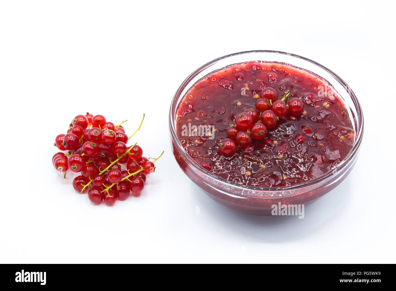 Cranberry Sauce in der Schüssel für Thanksgiving Abendessen auf weißem Hintergrund Stockfoto